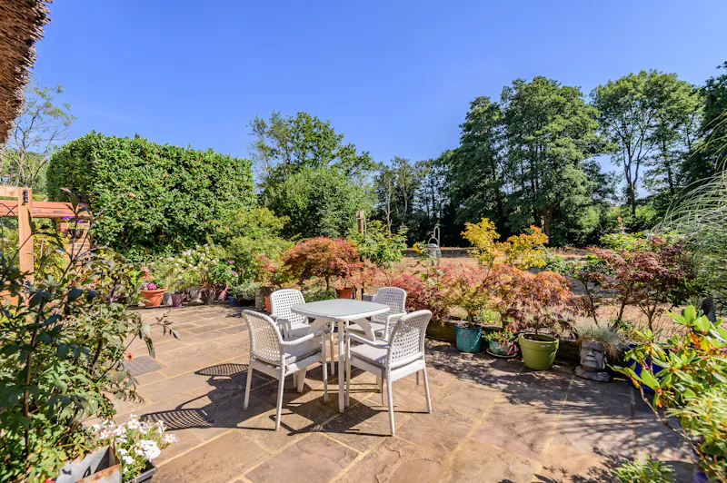 Picturesque Woking cottage, C939 (photo 31)