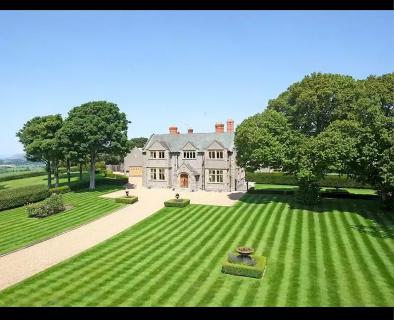 Driveway at Colwyn Bay country house, W218 (photo 1)
