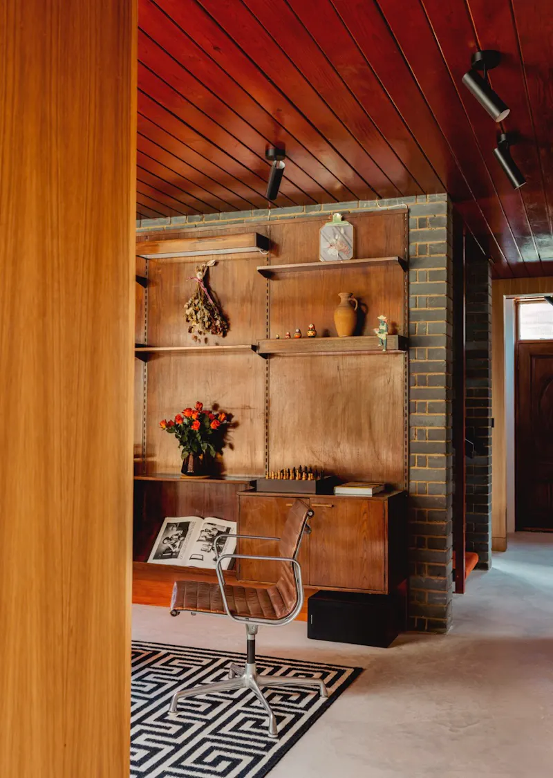 Library at Mid-century Stanmore house, K492 (photo 4)