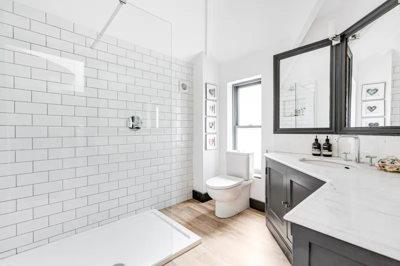 Shower at Detached Twickenham  Villa, B2027 (photo 14)