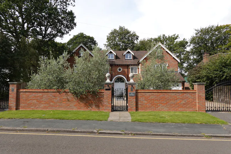 Detached Beaconsfield home, B2035 (photo 76)