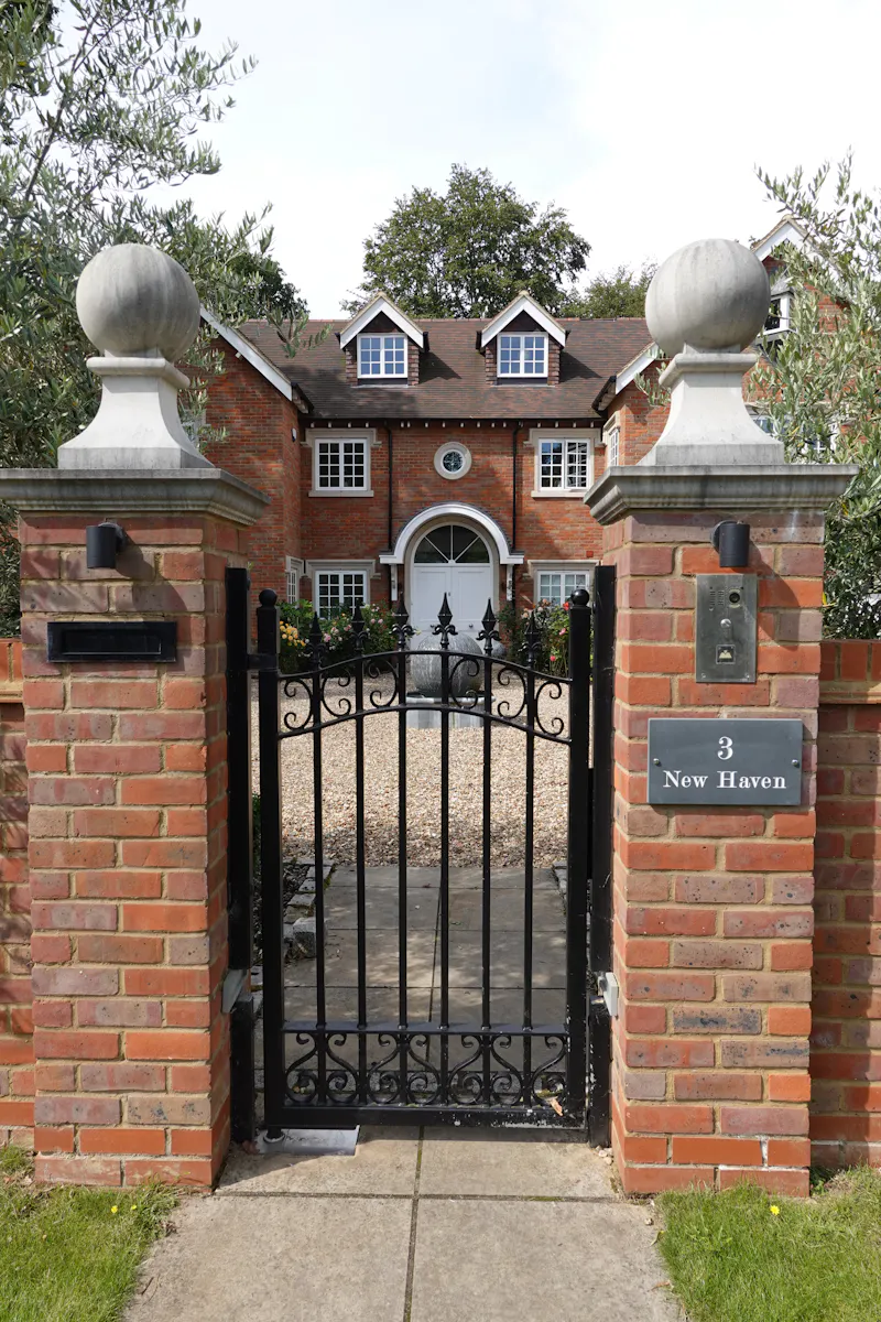 Detached Beaconsfield home, B2035 (photo 77)