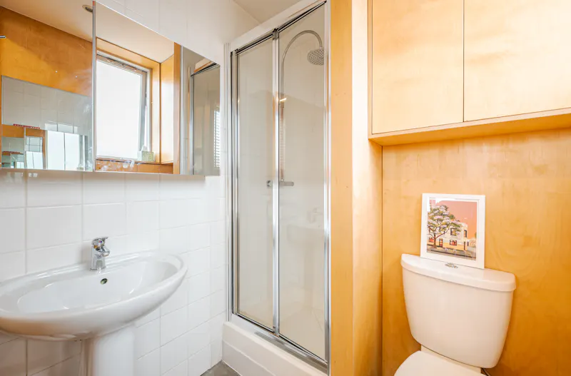 Shower at Minimalist Hoxton Loft, F1243 (photo 17)