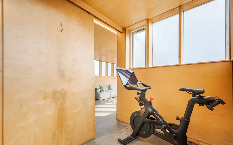 Gym at Minimalist Hoxton Loft, F1243 (photo 22)