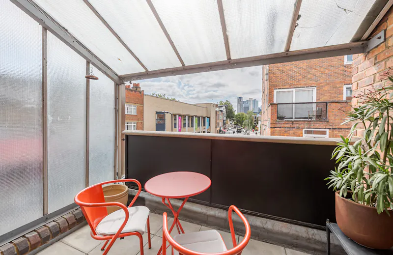 Balcony at Minimalist Hoxton Loft, F1243 (photo 10)