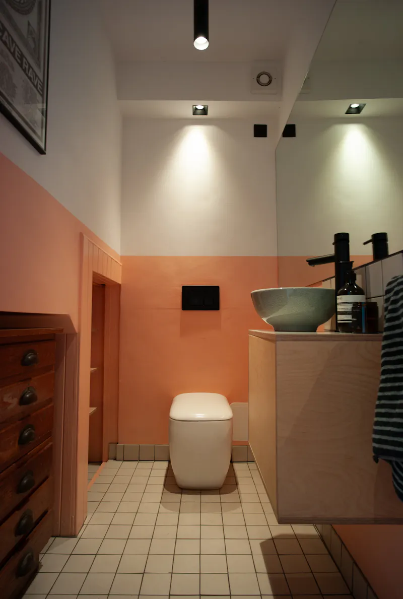 Bathroom at 1960's retro house Chislehurst, D2741 (photo 34)