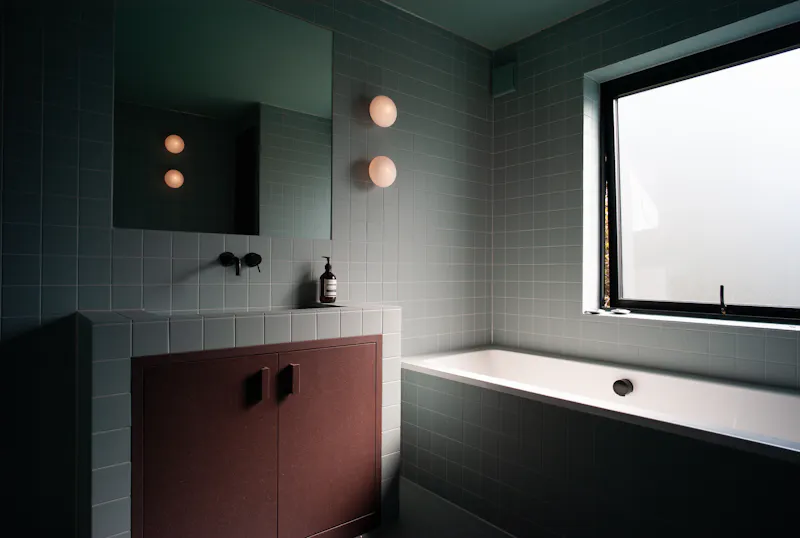 Bathroom at 1960's retro house Chislehurst, D2741 (photo 39)