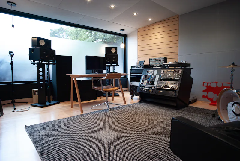 Studio at 1960's retro house Chislehurst, D2741 (photo 42)