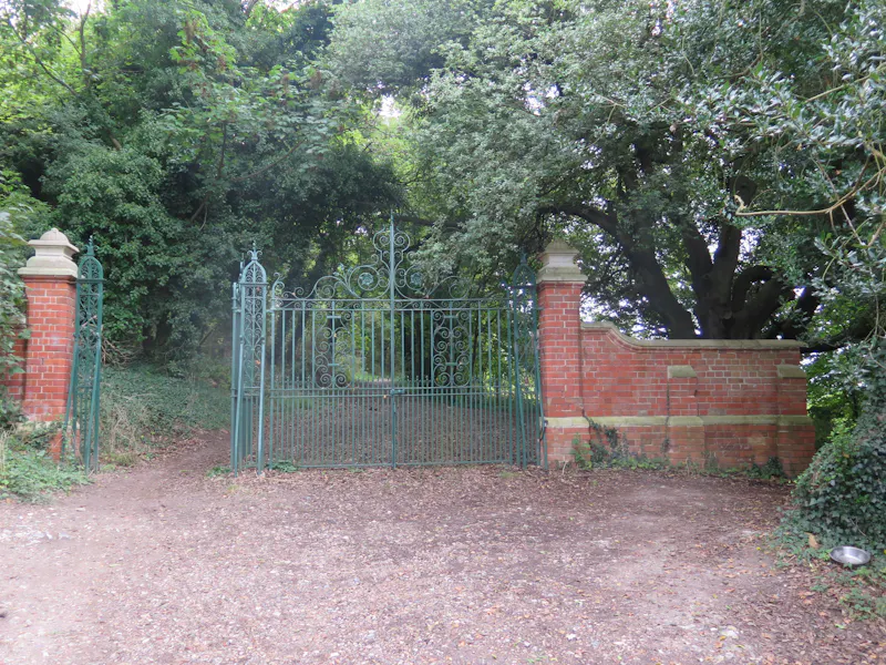 Gate at Pangbourne Thameside estate , M130 (photo 52)