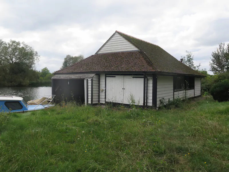 Stable / Outbuildings at Pangbourne Thameside estate , M130 (photo 47)
