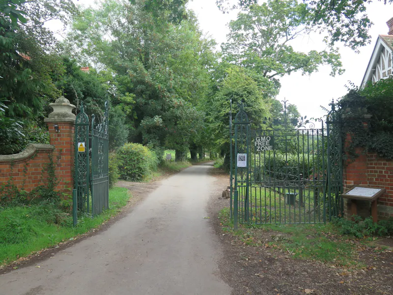 Driveway at Pangbourne Thameside estate , M130 (photo 2)