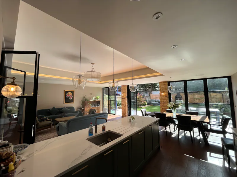 Kitchen island at Modern house by Richmond Park, D2747 (photo 4)