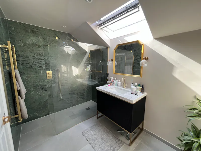Bathroom at Modern house by Richmond Park, D2747 (photo 17)