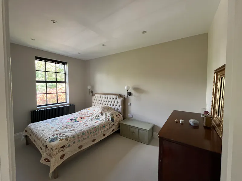 Bedroom at Modern house by Richmond Park, D2747 (photo 18)