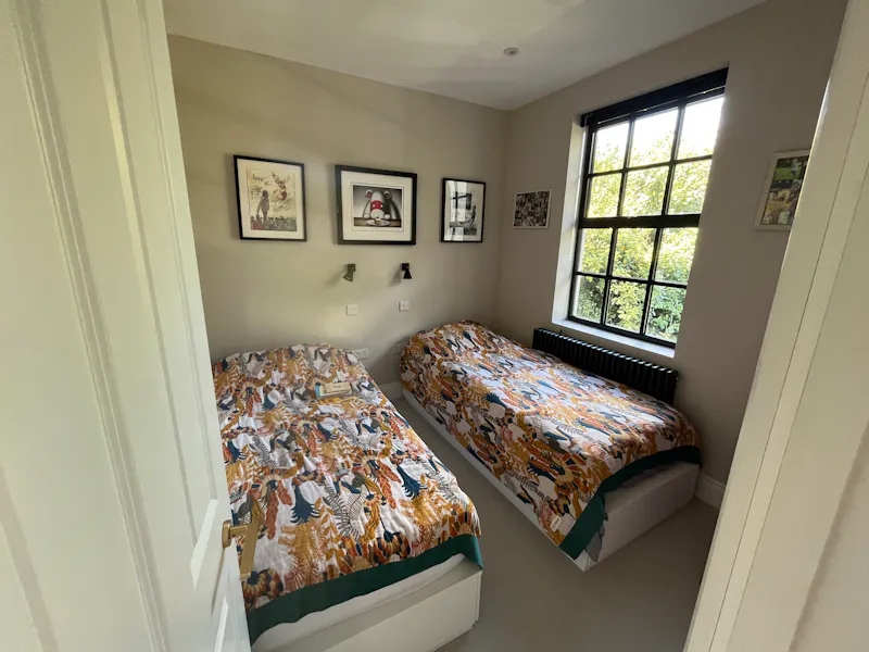 Bedroom at Modern house by Richmond Park, D2747 (photo 19)