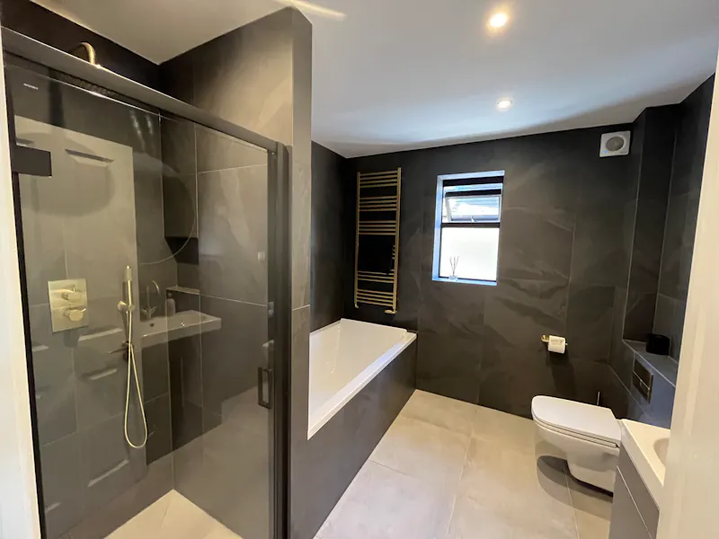 Bathroom at Modern house by Richmond Park, D2747 (photo 13)