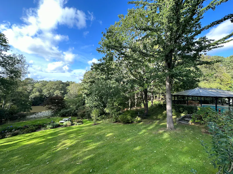Garden at Mediterranean Dorking villa, D2742 (photo 47)