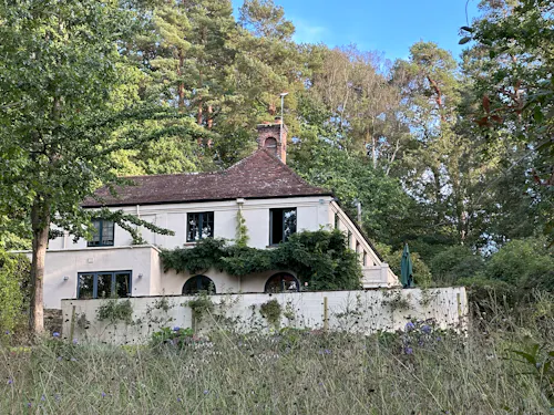 Mediterranean Dorking villa, D2742