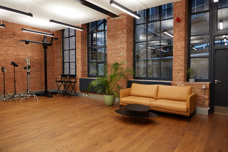 Exposed brick at Loft studio in Old Street, N547 (photo 9)