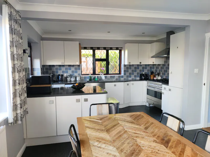 Kitchen at 1950s Epsom family home, D2748 (photo 8)