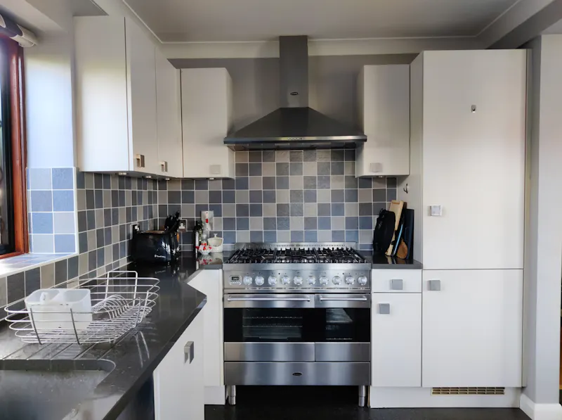 1950s Epsom family home, D2748 (photo 10)