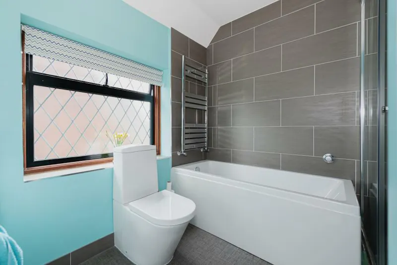 Bathroom at 1950s Epsom family home, D2748 (photo 18)