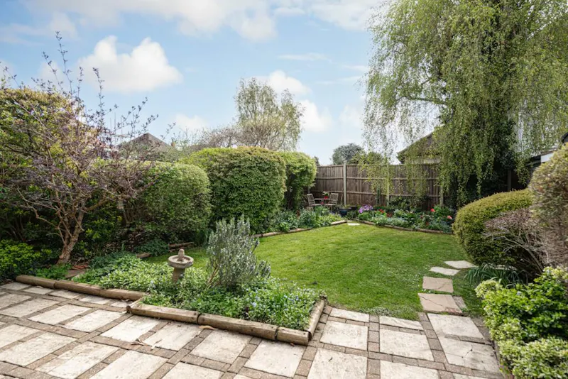 Garden at 1950s Epsom family home, D2748 (photo 34)