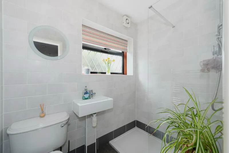 Bathroom at 1950s Epsom family home, D2748 (photo 25)