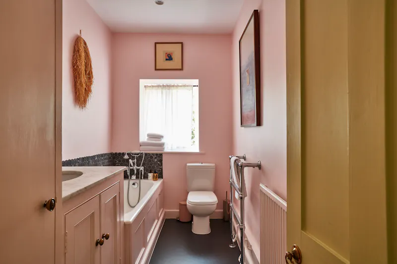 Bathroom at Farmhouse Hotel in Deal, R869 (photo 9)