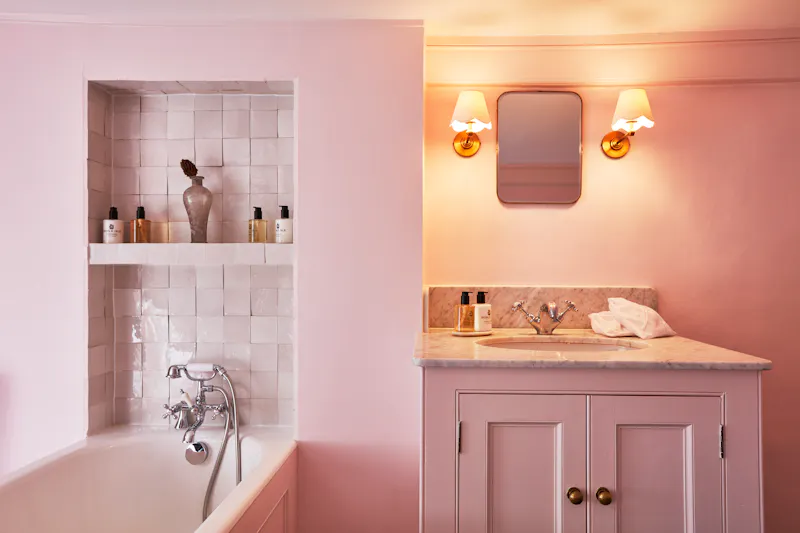 Bathroom at Farmhouse Hotel in Deal, R869 (photo 17)