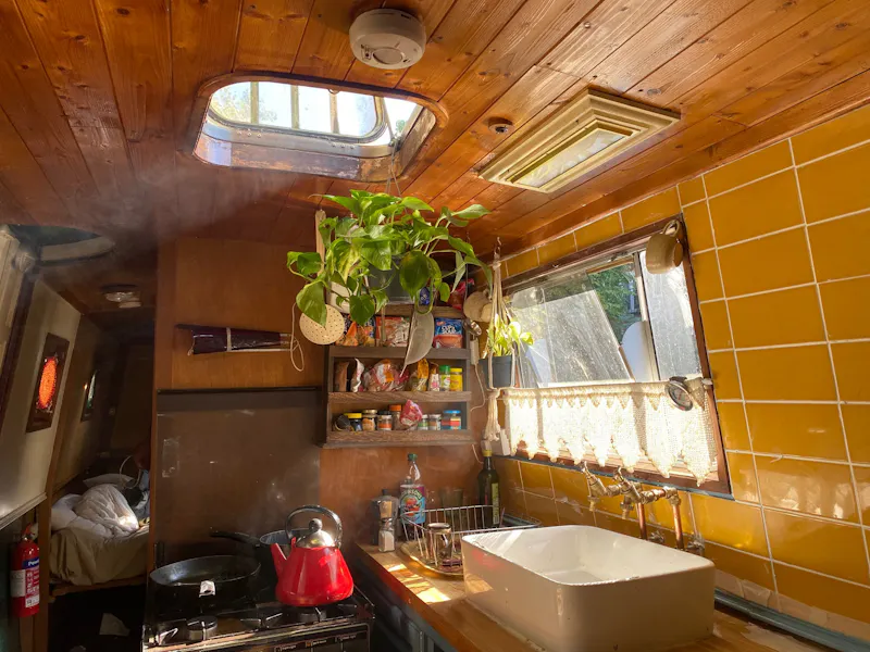 Tiled at Traditional Narrowboat, HSE29 (photo 6)