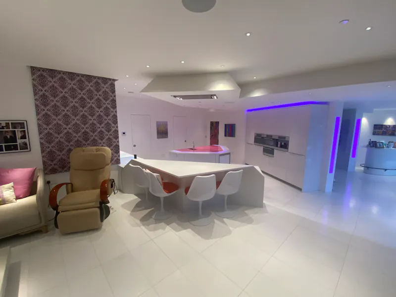 Unique modern house in Lyne, D2749 (photo 6)
