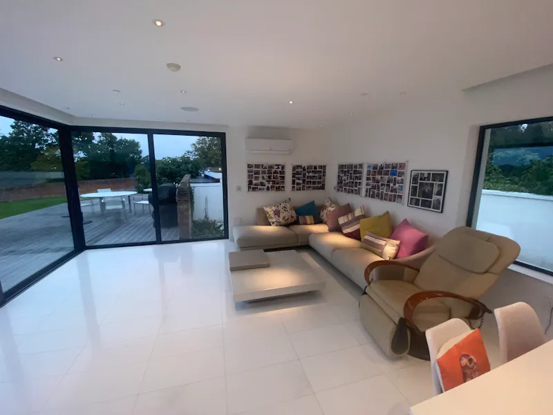 Unique modern house in Lyne, D2749 (photo 4)
