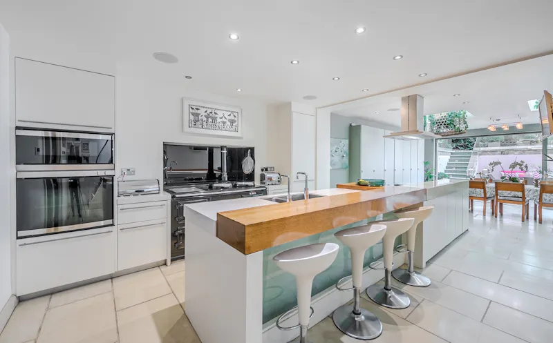Kitchen at Stylish Wandsworth townhouse, B2030 (photo 7)
