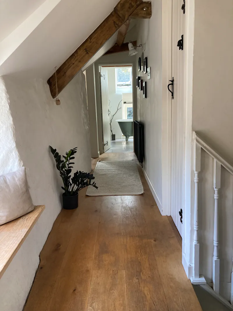 Landing at Natural cottage near Bristol, CH125 (photo 15)