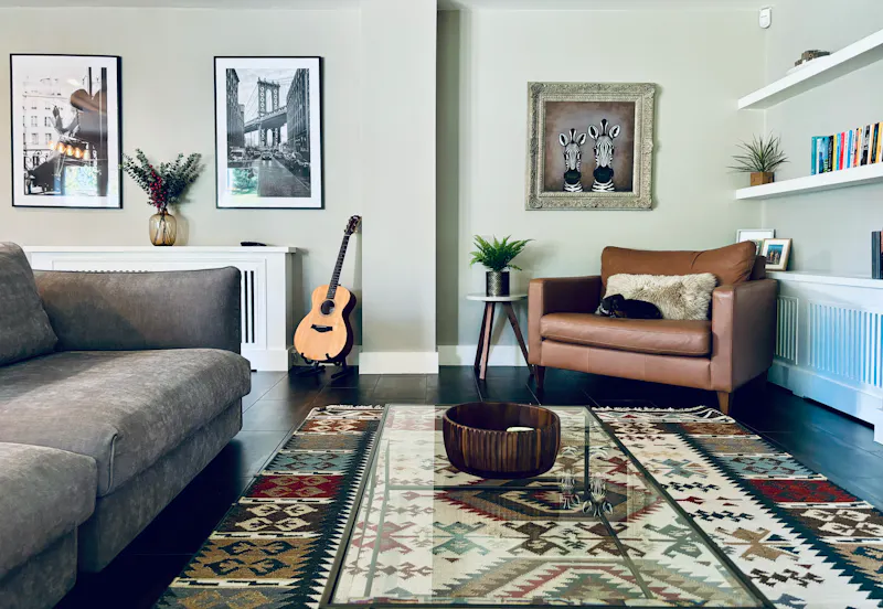 Pretty blue Hersham home, D2754 (photo 5)