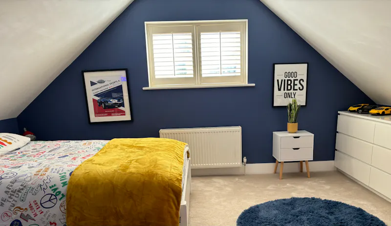 Pretty blue Hersham home, D2754 (photo 11)