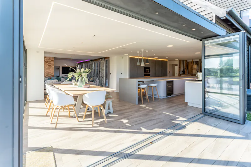 Open plan at Whempstead barn conversion, D2750 (photo 7)
