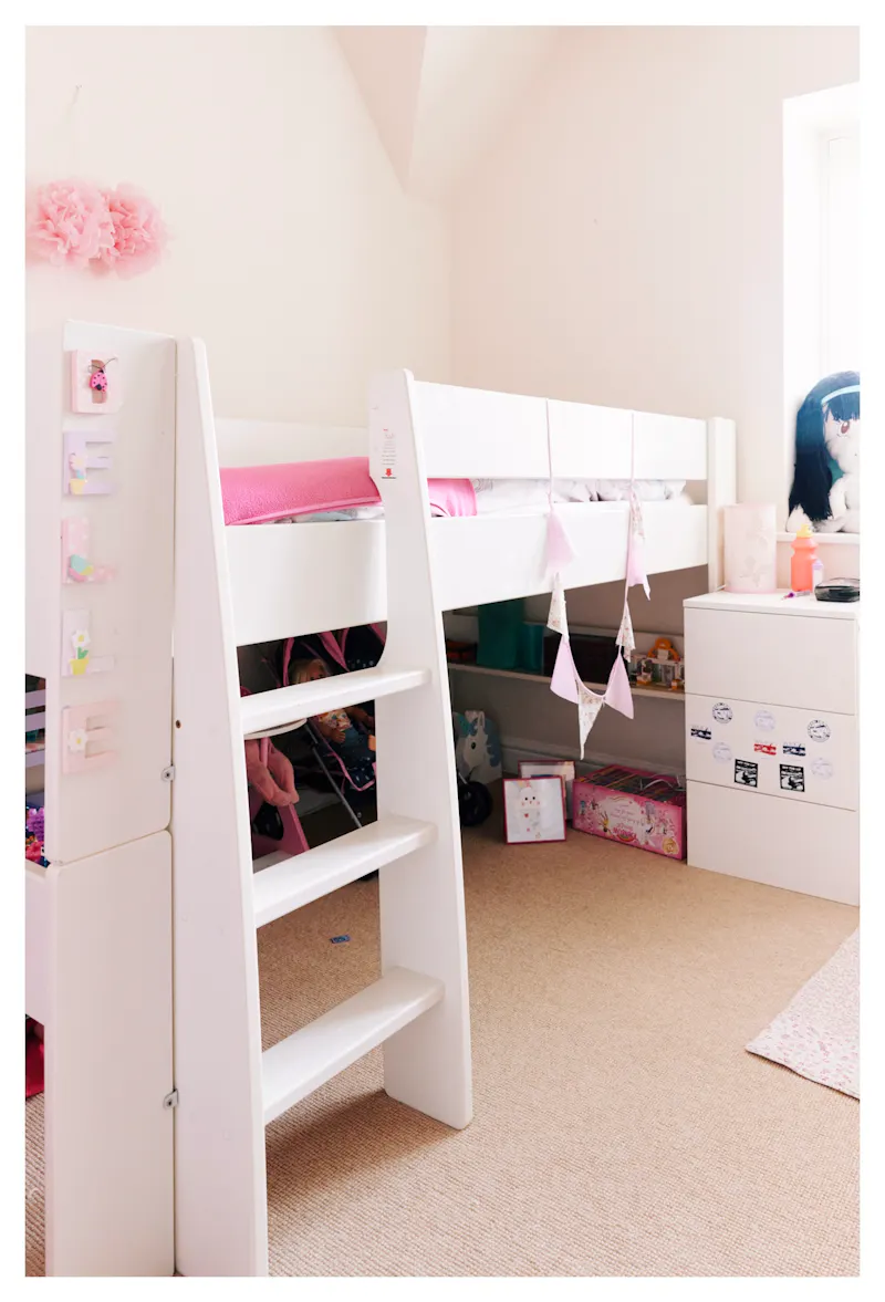 Bedroom - child's at Large Watford Heath family home, D2751 (photo 36)