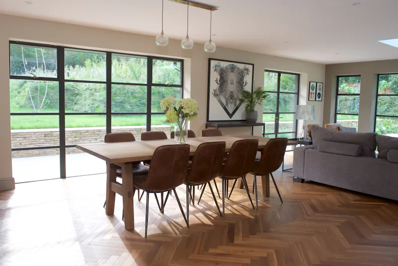 Dining room at Modern Churt country house, D2758 (photo 6)