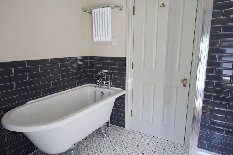 Bathroom at Modern Churt country house, D2758 (photo 44)