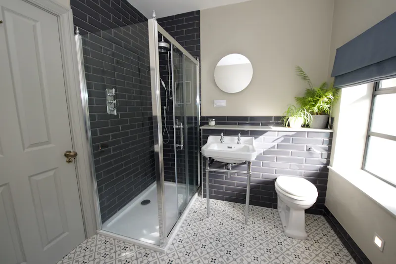 Shower at Modern Churt country house, D2758 (photo 43)