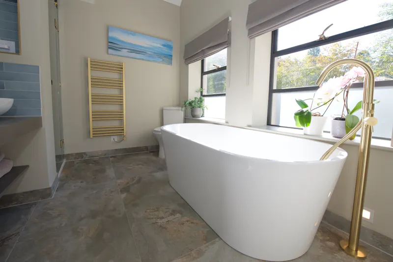 Bathroom at Modern Churt country house, D2758 (photo 39)