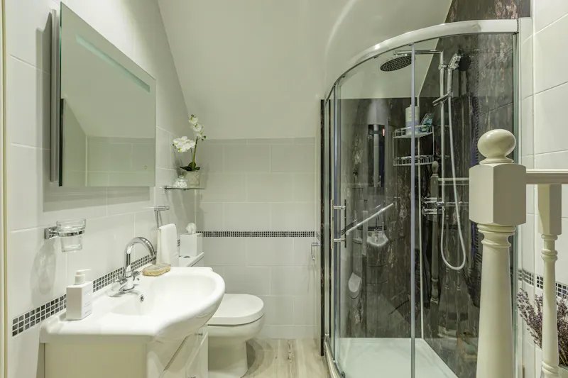 Bathroom at Dorking Country House, B2033 (photo 22)