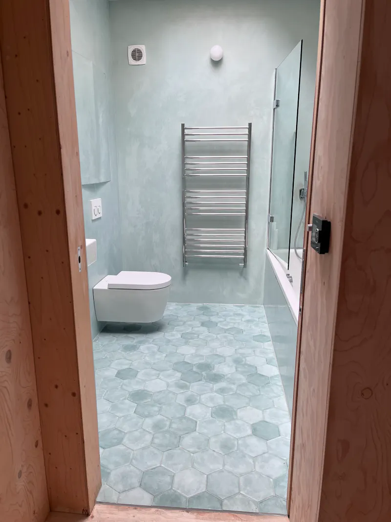 Bathroom at Hampstead Heath RIBA house, K487 (photo 34)