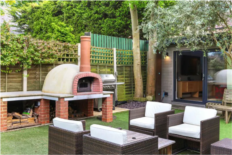Summer house at Ealing Common detached home, B2034 (photo 16)