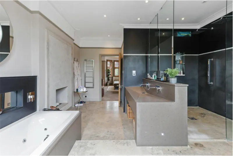Bath at Ealing Common detached home, B2034 (photo 11)