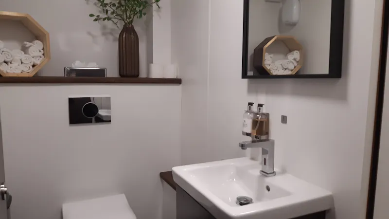 Bathroom at Modern restaurant Paddington, R870 (photo 8)