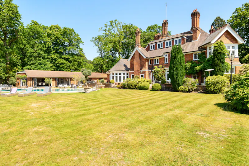 Garden at Vacant modern Ascot pool house , M345 (photo 30)