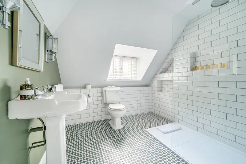 Vacant modern Ascot pool house , M345 (photo 21)